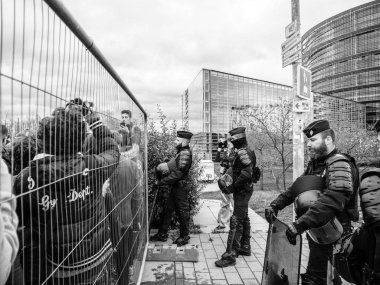küresel hareketi Cuma gelecek polisin parlamento binasının güvenliğini sağlama