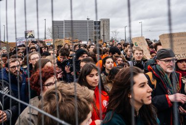 Protestocular güvenlik çit küresel hareketi Cuma gelecek Parlamentosu için