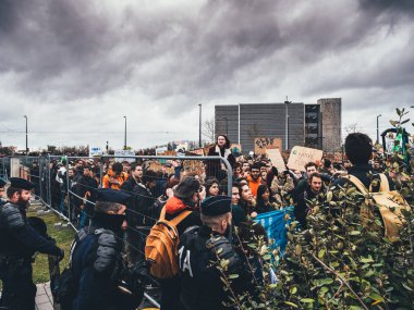 Küresel hareketi üzerinden güvenli duruma getirme Parlamentosu Cuma gelecek için polis