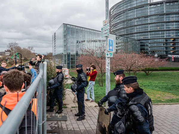 Movimiento global Viernes por el Futuro de la policía asegurando el edificio del Parlamento — Foto de Stock