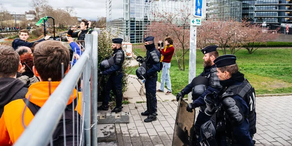 Movimento global Sextas-feiras para a futura polícia protegendo edifício do Parlamento — Fotografia de Stock