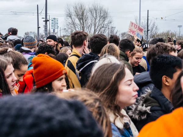 Manifestants au mouvement mondial Vendredi pour l'avenir — Photo