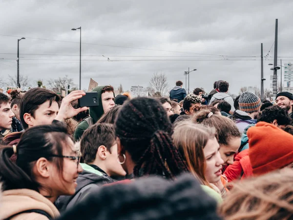 Manifestantes en el movimiento global Viernes para el Futuro —  Fotos de Stock