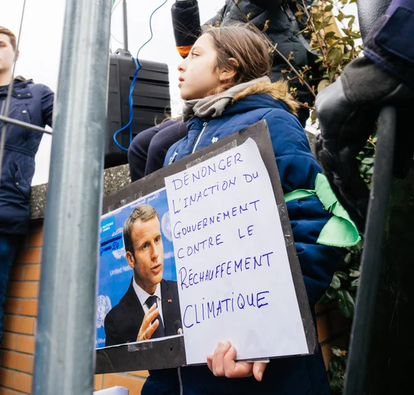 Global rörelse fredagar för framtiden polisen demonstranter plakat regeringen — Stockfoto