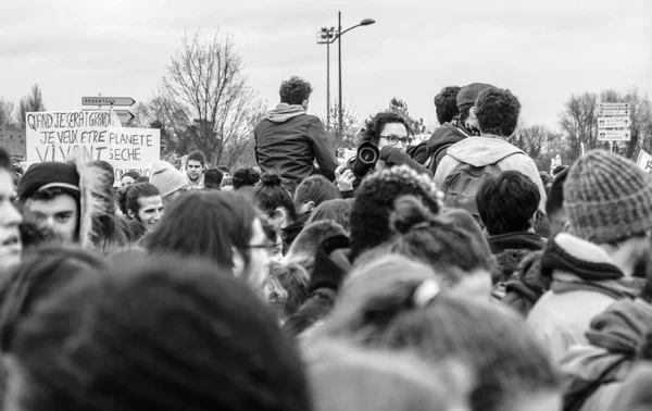 Manifestantes no movimento global sextas-feiras para o futuro preto e branco — Fotografia de Stock