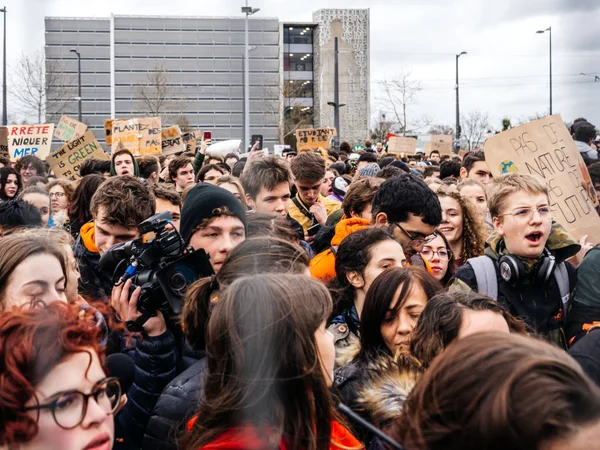 Los jóvenes movimiento global viernes por el futuro gritando Strasbour gFrance —  Fotos de Stock