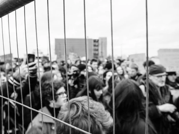 Διαδηλωτές ασφαλείας φράχτη παγκόσμιο κίνημα Παρασκευές για το μέλλον του Κοινοβουλίου — Φωτογραφία Αρχείου