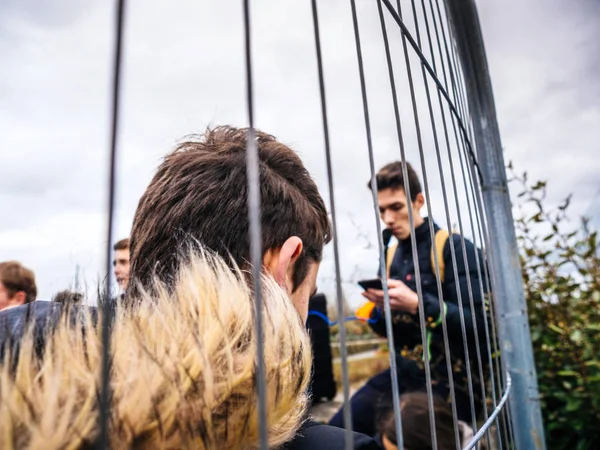 Un jeune garçon s'adresse à la foule lors du mouvement mondial Fridays for Future — Photo