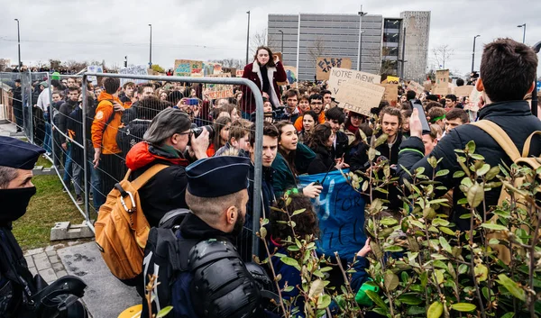 Police securing Parliament from global movement Fridays for Future — Stock Photo, Image