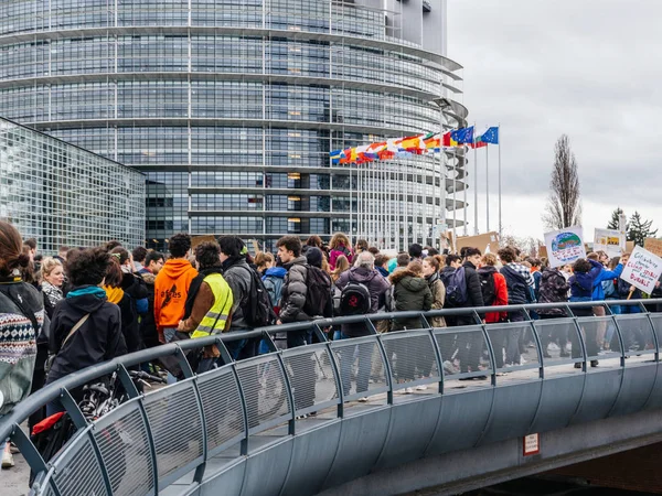 Movimiento mundial Viernes por el Futuro puente Parlamento Europeo protesta — Foto de Stock