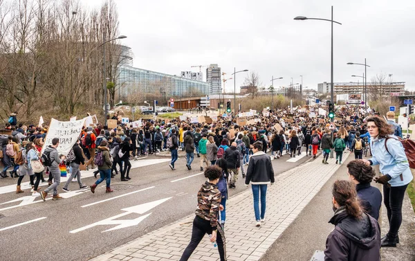 Pátek globální hnutí mladých lidí, kteří jdou v blízkosti Evropského parlamentu — Stock fotografie