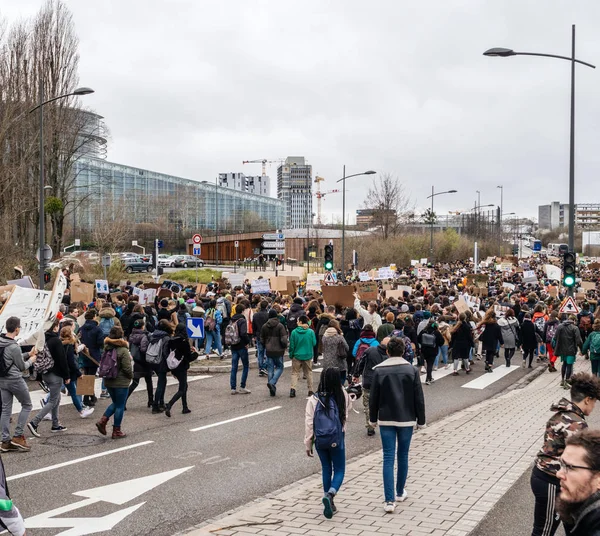 Movimiento mundial los viernes con los jóvenes caminando cerca del Parlamento Europeo — Foto de Stock