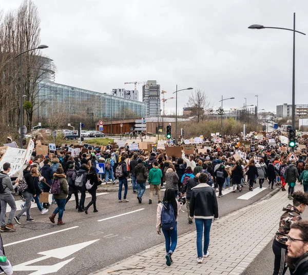 Movimento global sextas-feiras com os jovens que se aproximam do Parlamento Europeu — Fotografia de Stock