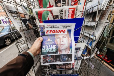 Fransız lequipe takım spor gazete tutan erkek el