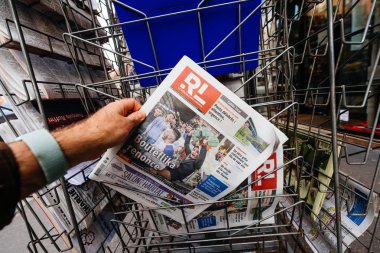 Başkanı Abdelaziz Bouteflika beşinci dönem gazete için onun teklif bırakarak