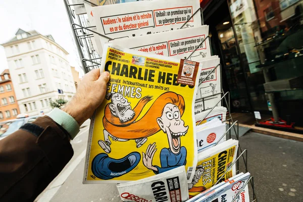 Charlie Hebdo con quiosco de compras de caricatura del Día Internacional de la Mujer — Foto de Stock