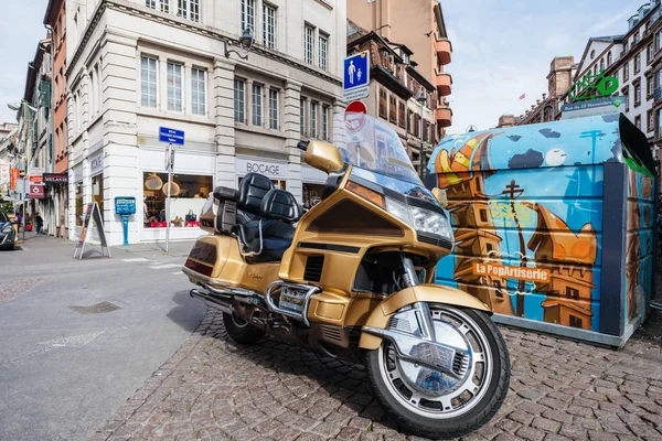 Vintage prachtig bewaard gebleven Honda Goldwing geparkeerd in de stad — Stockfoto