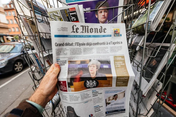 Periódico francés Le Monde en la portada Theresa May — Foto de Stock