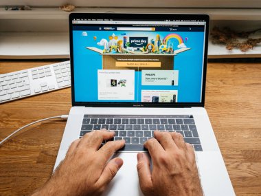 Amazon Prime gün adam bilgisayar çeşitli ürünler için alışveriş