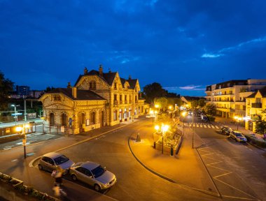 Saint-Gratien tren istasyonu yukarıda havadan görünümü