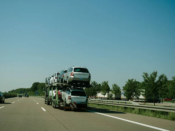 Camion d'équitation avec de nouvelles voitures Skoda livraison — Photo