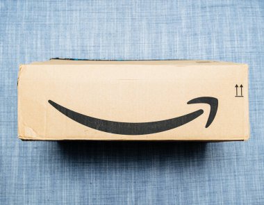 Yeni Amazon Prime parsel karton Tekstil zemin üzerine