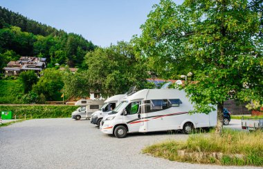 Çoklu RV kamp dinlenme kamp araçları minibüs Park