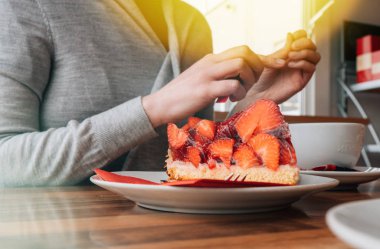 Crop kadın tatlı ile kahve
