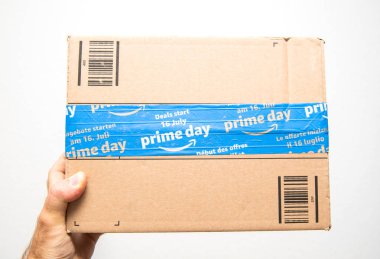 Beyaz Amazon Prime gün karton kutu karşı tutan adam el