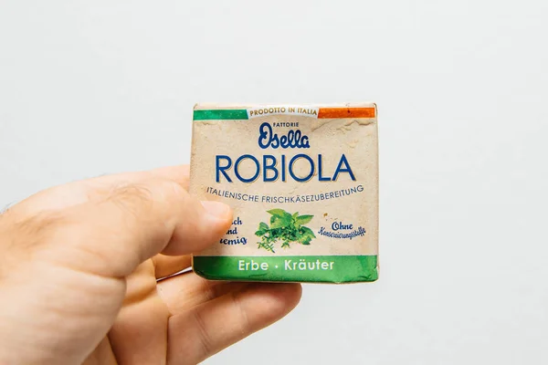 Robiola Krauter - Osella con manos de hombre de hierbas — Foto de Stock