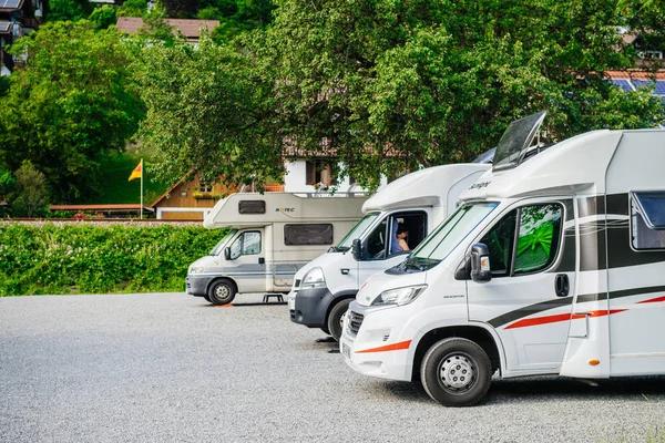 Р. кемпінг Fiat Ducato Rotec рекреаційний транспорт фургони — стокове фото