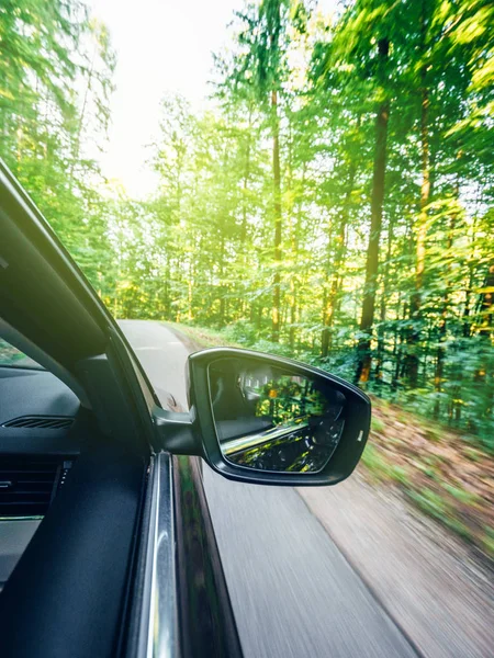 Movimento rápido dirigindo em verde floresta viagens de negócios — Fotografia de Stock