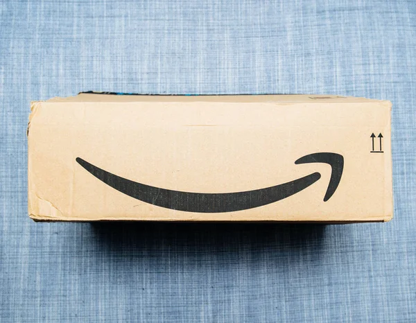 Nouveau carton Amazon Prime sur fond textile — Photo