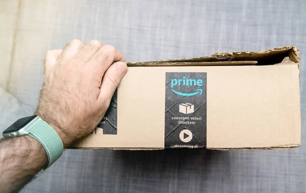 Hombre de mano sosteniendo Amazon Prime caja de cartón —  Fotos de Stock