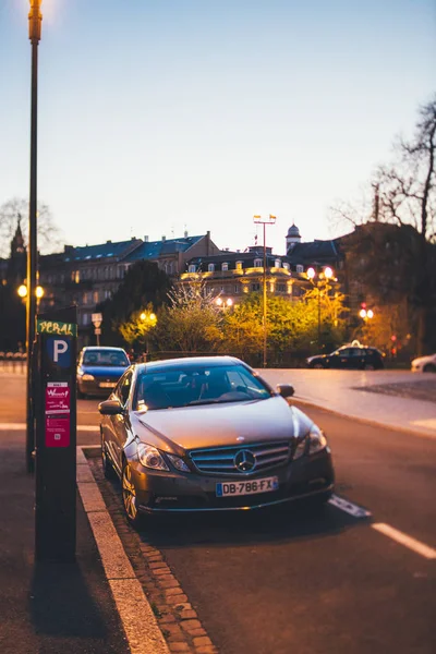 Estacionamiento de lujo Mercedes-Benz E Class coupé — Foto de Stock