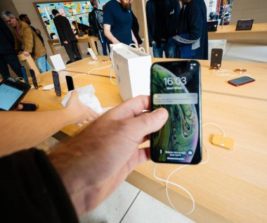 iPhone Apple mağazası Champs-Elysees içinde Xs alışveriş
