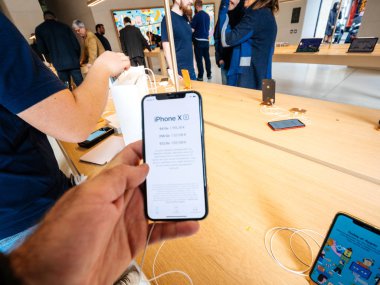 iPhone Apple mağazası Champs-Elysees içinde Xs alışveriş
