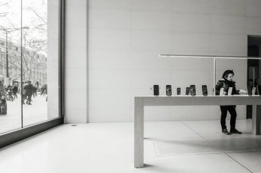 Müşteri içinde Apple Store Champs-Elysees alışveriş iPhone XS