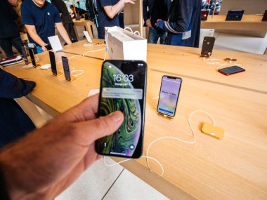 Apple Store Paris içinde yeni akıllı telefon alışverişi