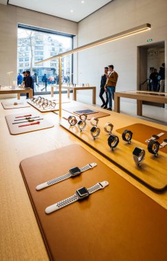 Store Champs-Elysees ' i Apple Watch Series 4 akıllı saatler 