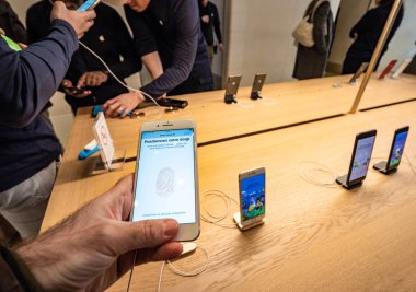 Mağaza Champs-Elysees Paris Apple iPhone üzerinde TouchID ayarlayın