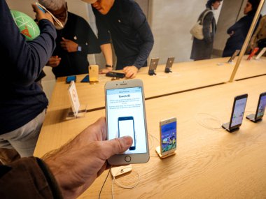 Mağaza Champs-Elysees Paris Apple iPhone üzerinde TouchID ayarlayın
