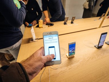 Mağaza Champs-Elysees Paris Apple iPhone üzerinde TouchID ayarlayın