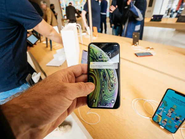 Aplicación de precio en iPhone XS compras Apple Store Champs-Elysees — Foto de Stock