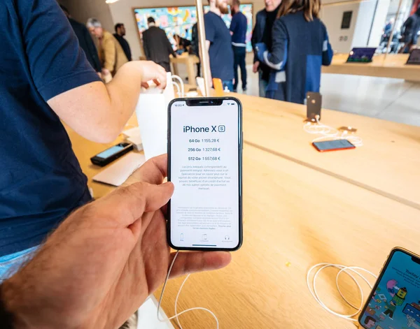 IPhone XS compras dentro de Apple Store Champs-Elysees POV — Foto de Stock