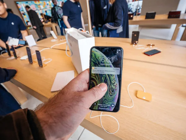 POV iphone Xs zakupy wewnątrz Apple Store Champs-Elysees — Zdjęcie stockowe