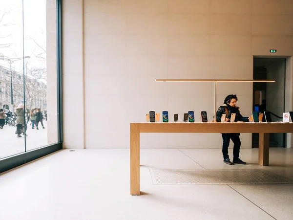 Klient wewnątrz Apple Store Champs-Elysees zakupy iPhone XS — Zdjęcie stockowe