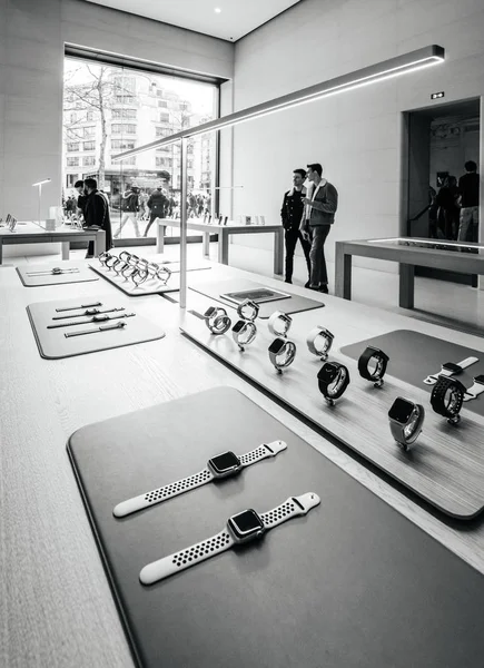 Apple Watch Serie 4 smarte Uhren im Geschäft Champs-Élysées — Stockfoto