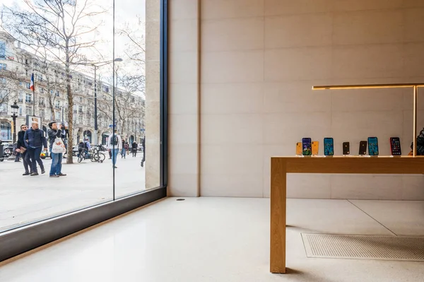 Apple Store Campos Elíseos tienda icónica Paris iPhone XS stand de lujo — Foto de Stock