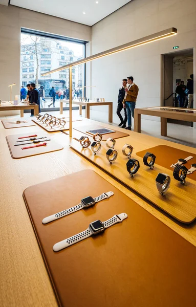 Apple Watch Series 4 smart watches in Store Champs-Elysees — Stock Photo, Image